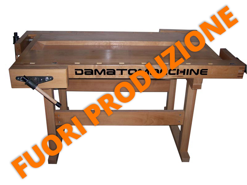 C’est une table de travail en bois de hêtre avec les dimensions du plan de 1830 x 1150 mm et la hauteur est de 815 mm. Le banc dispose de quatre mors et a un poids de 78 Kg.