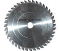 Circular blade cutting wood with a diameter of 250 mm and 40 teeth
